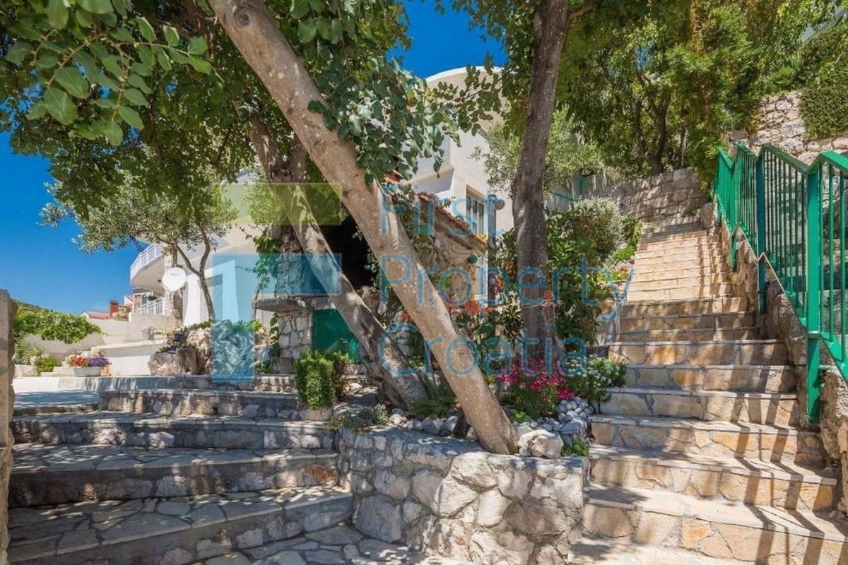 TG1585 - Casa situata a soli 40 metri dal mare, zona Trogir, in vendit