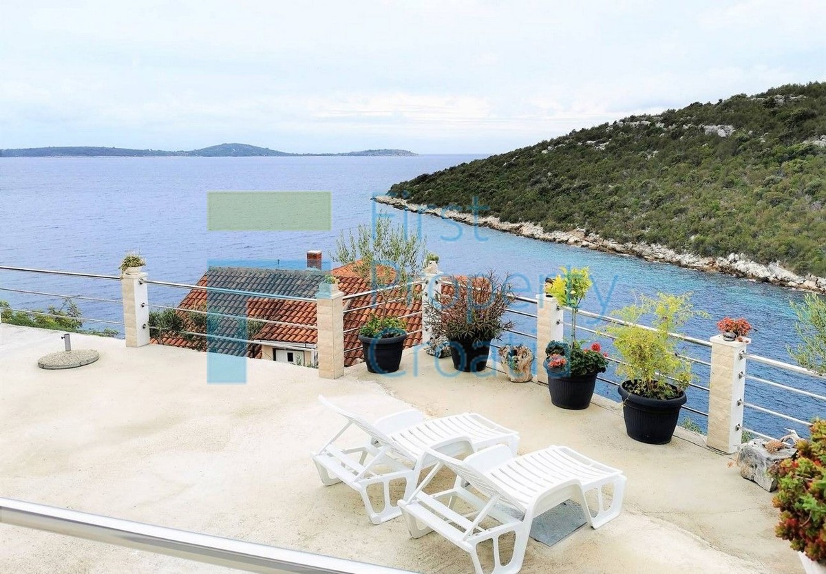 TG1585 - Casa situata a soli 40 metri dal mare, zona Trogir, in vendit