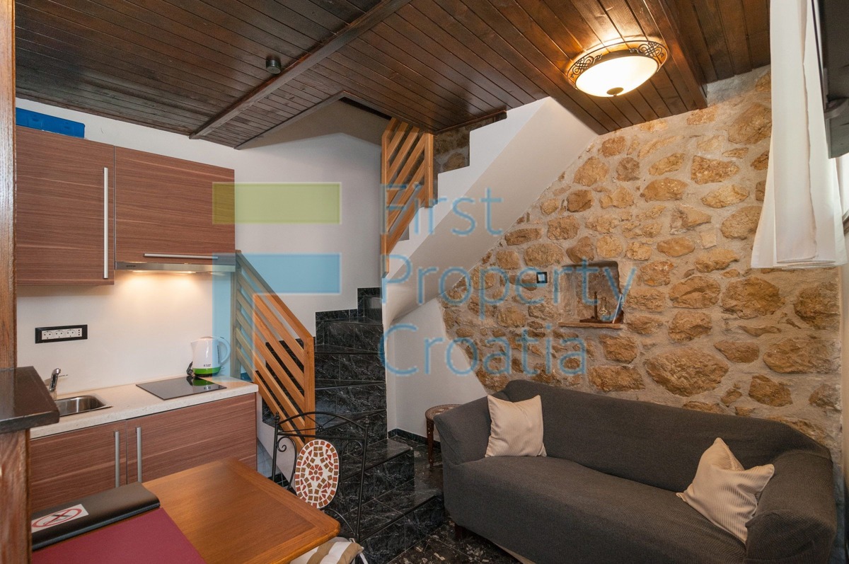 OM1341 - Palazzina a 70m dalla spiaggia, Riviera di Omiš, in vendita