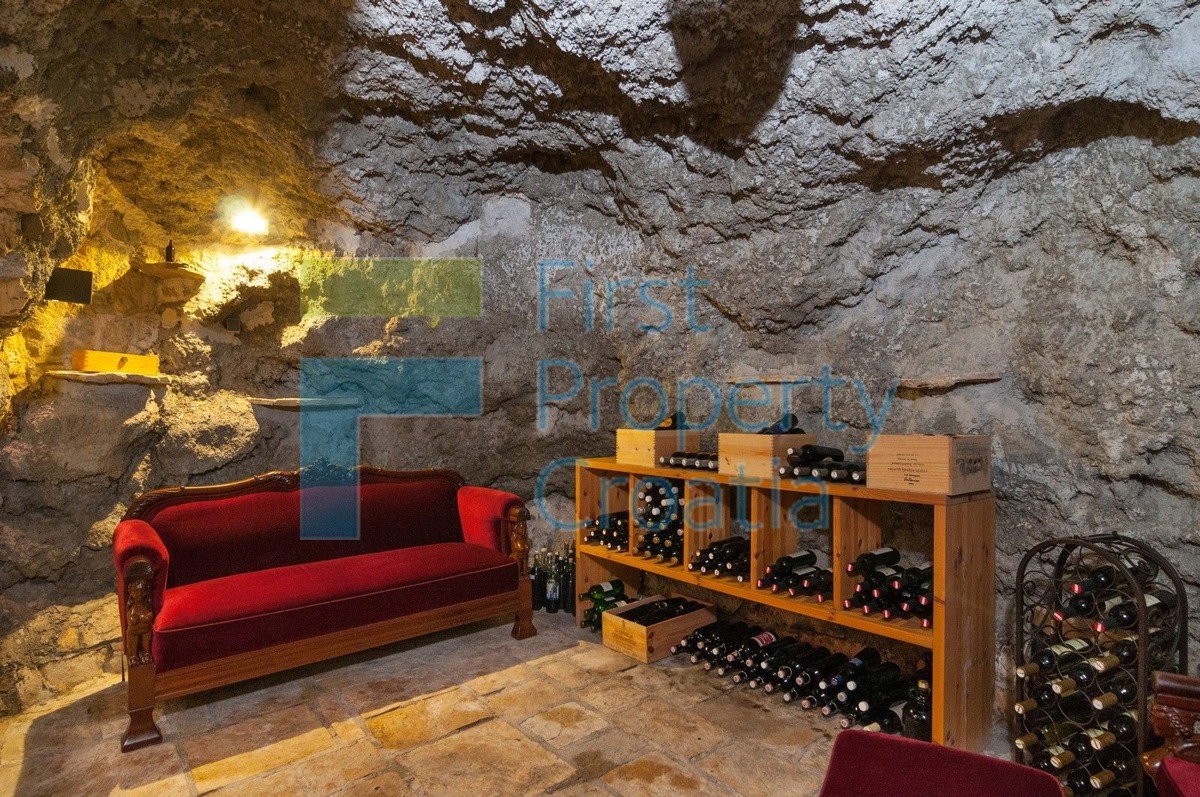 OM1341 - Palazzina a 70m dalla spiaggia, Riviera di Omiš, in vendita