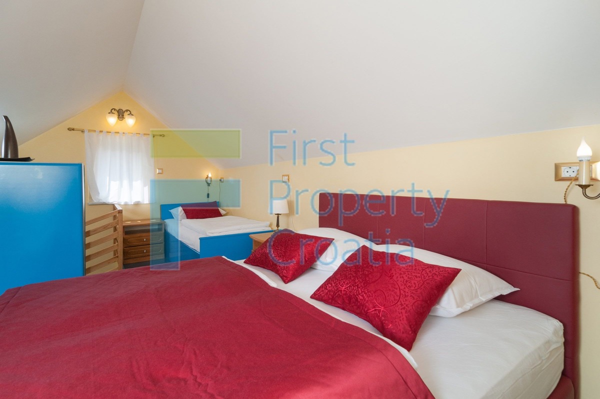 OM1341 - Palazzina a 70m dalla spiaggia, Riviera di Omiš, in vendita