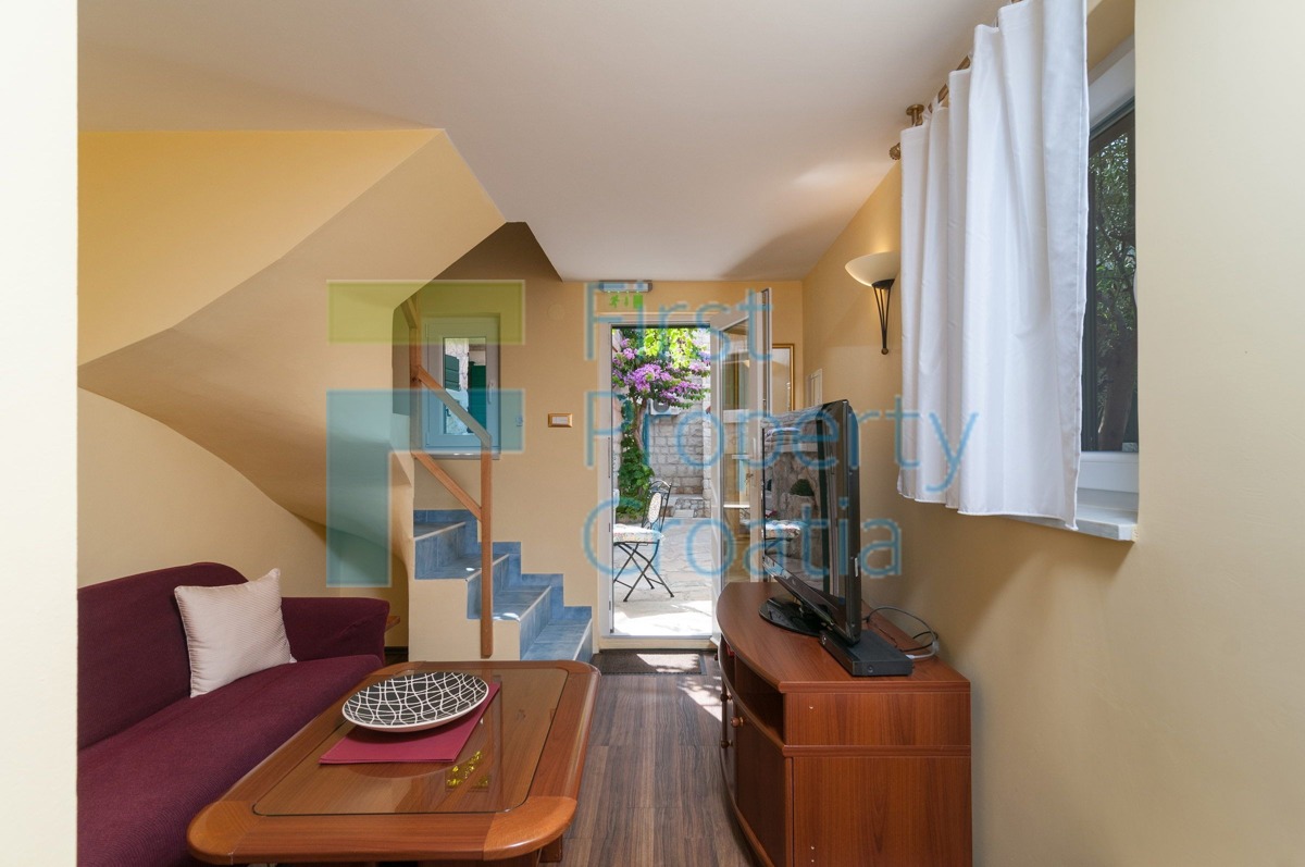 OM1341 - Palazzina a 70m dalla spiaggia, Riviera di Omiš, in vendita