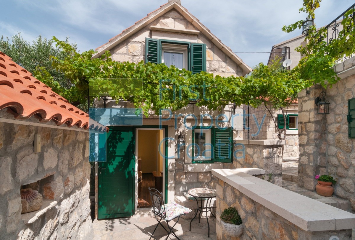 OM1341 - Palazzina a 70m dalla spiaggia, Riviera di Omiš, in vendita