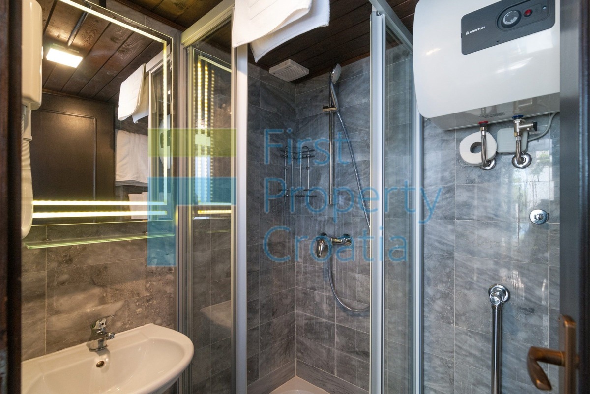 OM1341 - Palazzina a 70m dalla spiaggia, Riviera di Omiš, in vendita