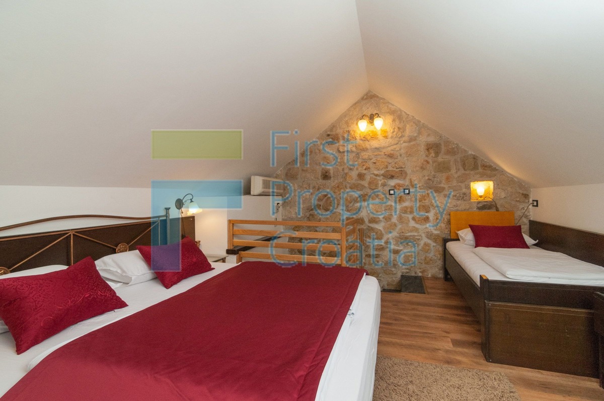 OM1341 - Palazzina a 70m dalla spiaggia, Riviera di Omiš, in vendita