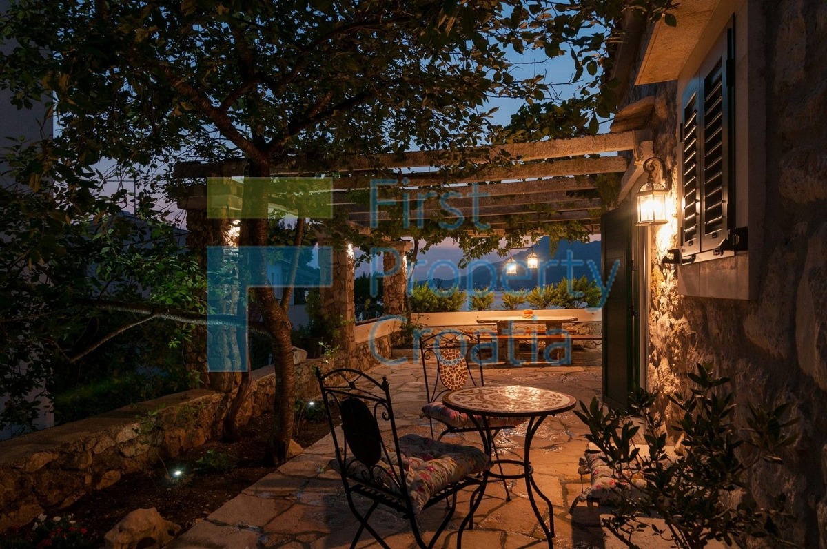 OM1341 - Palazzina a 70m dalla spiaggia, Riviera di Omiš, in vendita