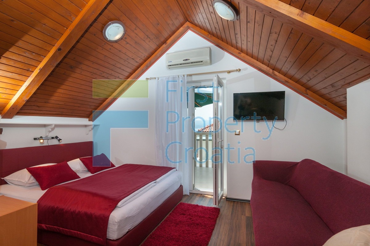 OM1341 - Palazzina a 70m dalla spiaggia, Riviera di Omiš, in vendita