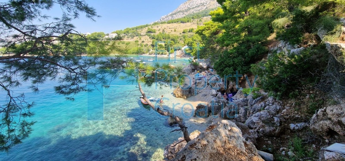 OM1673 - Terreno edificabile vicino al mare, vicino a Omiš, in vendita