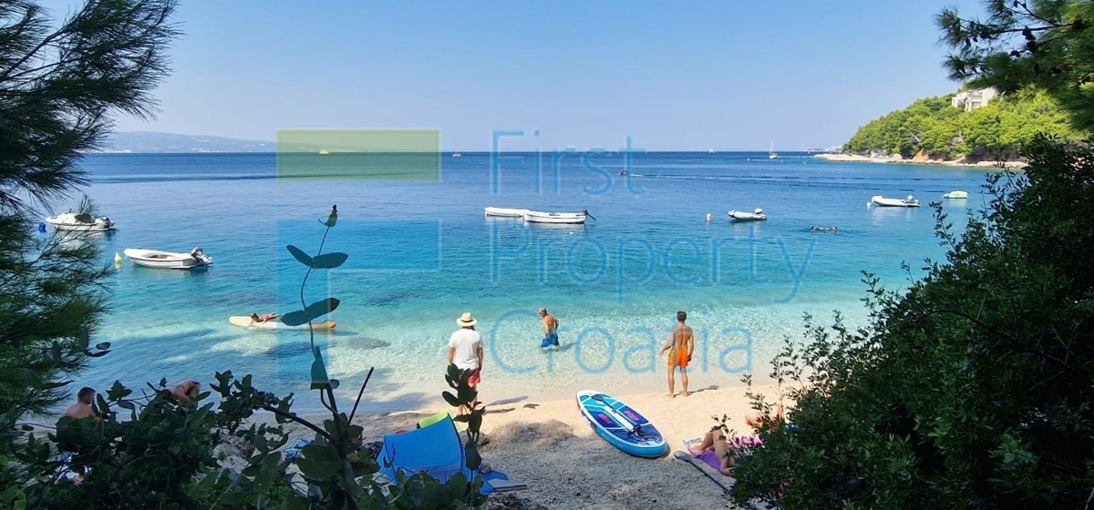 OM1673 - Terreno edificabile vicino al mare, vicino a Omiš, in vendita