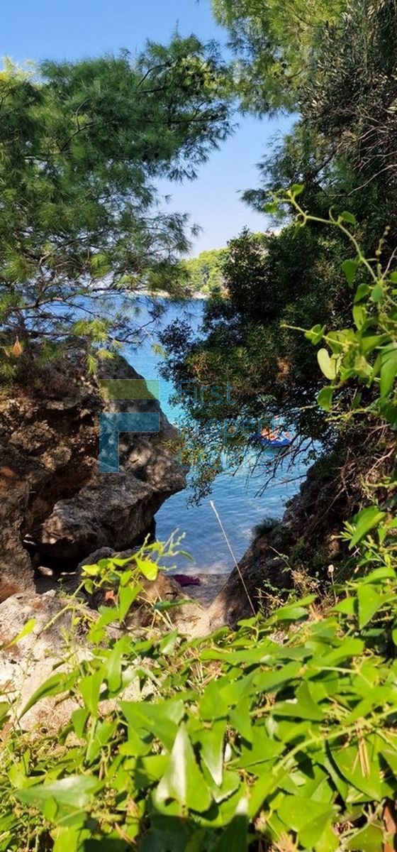 OM1673 - Terreno edificabile vicino al mare, vicino a Omiš, in vendita