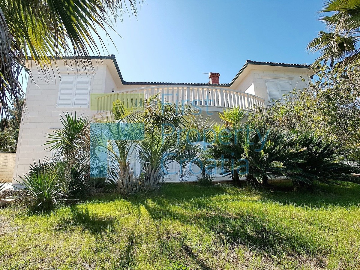 BR1287 - Spaziosa villa in prima fila al mare, Brač, in vendita