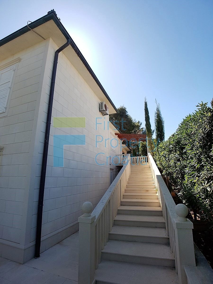 BR1287 - Spaziosa villa in prima fila al mare, Brač, in vendita