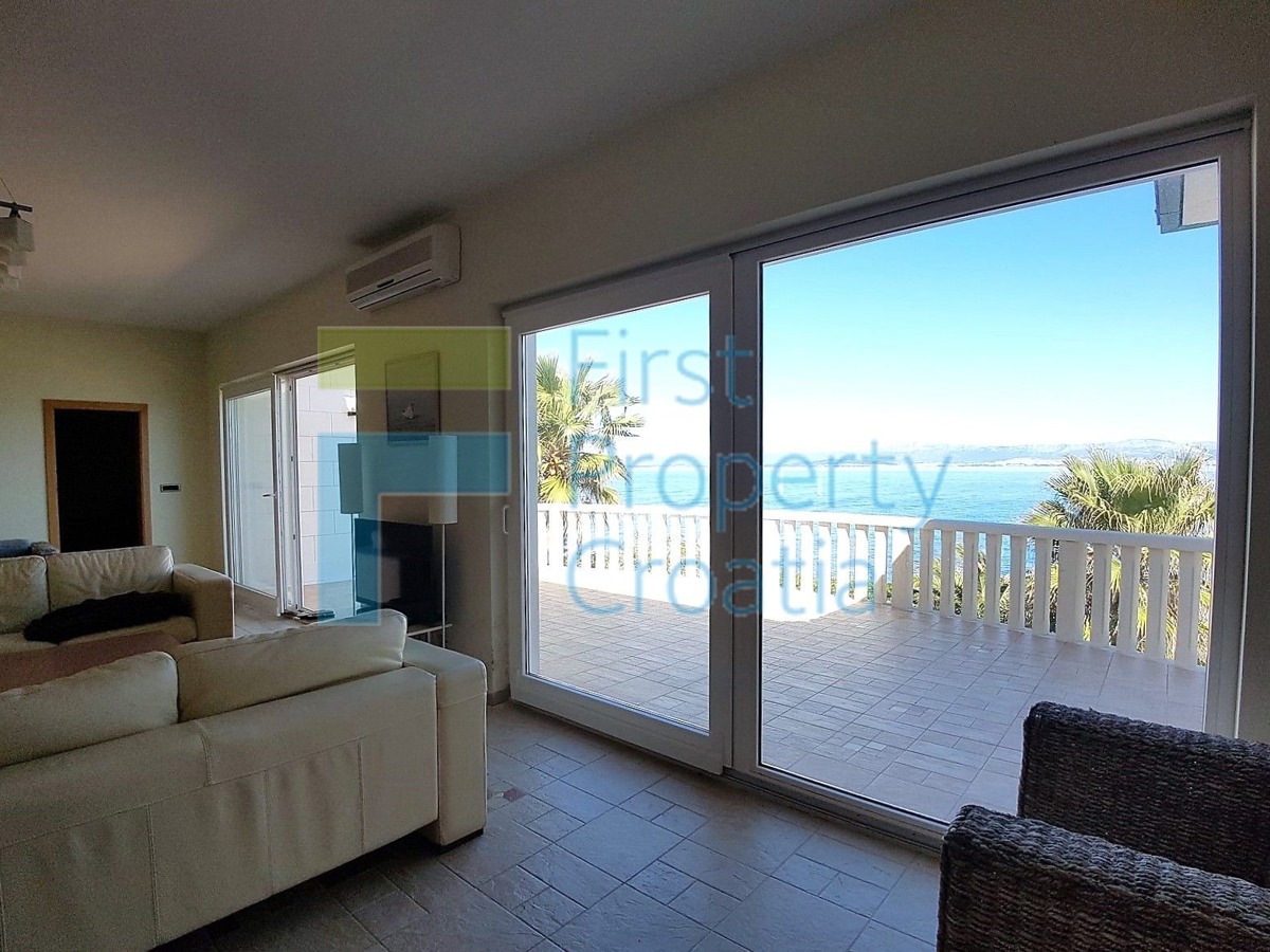 BR1287 - Spaziosa villa in prima fila al mare, Brač, in vendita