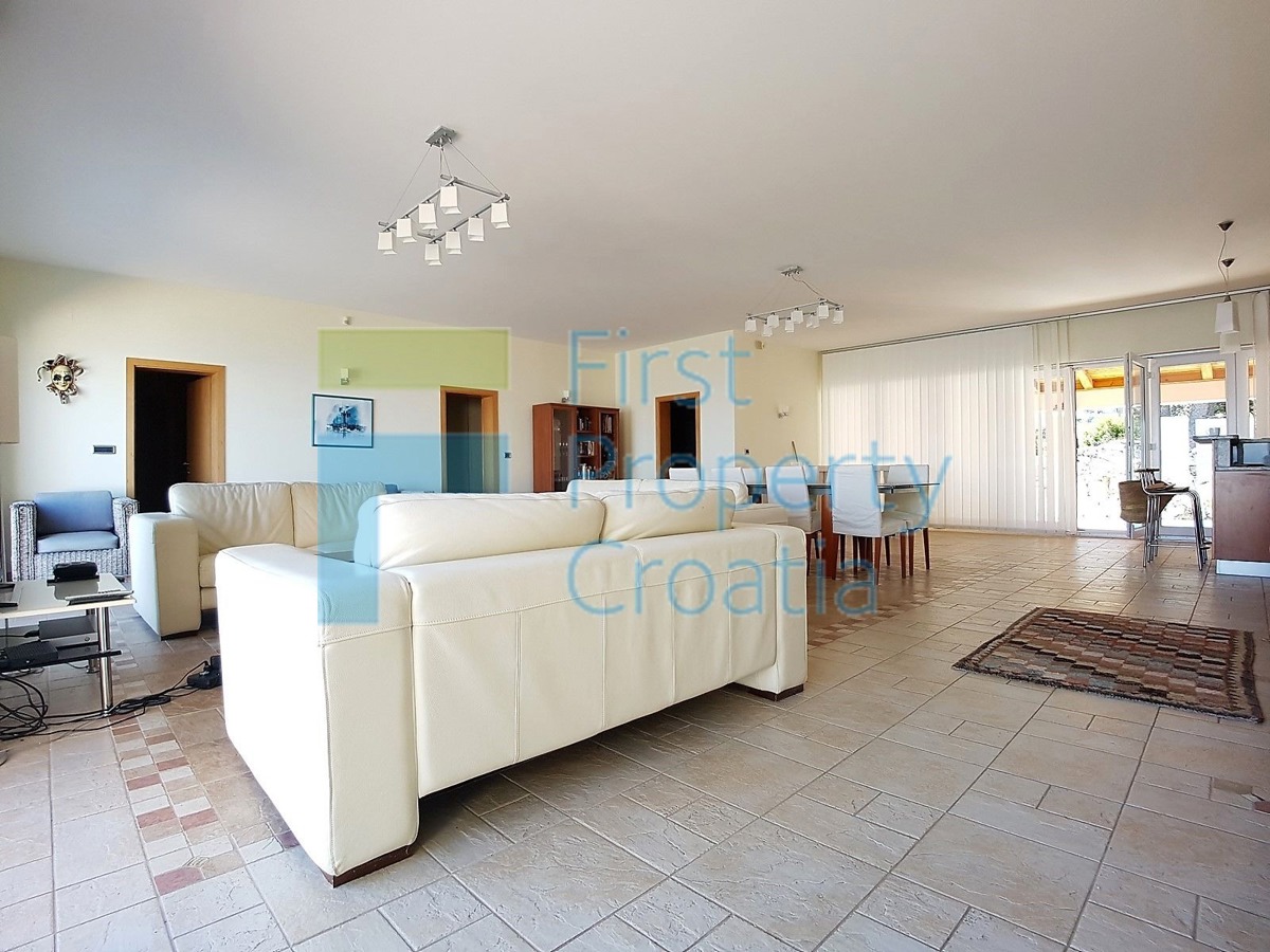 BR1287 - Spaziosa villa in prima fila al mare, Brač, in vendita
