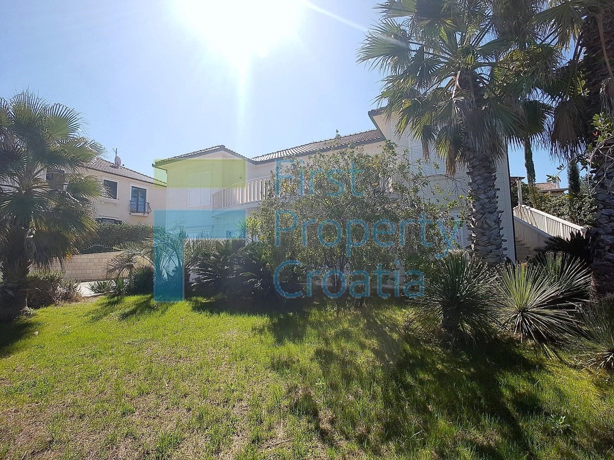 BR1287 - Spaziosa villa in prima fila al mare, Brač, in vendita