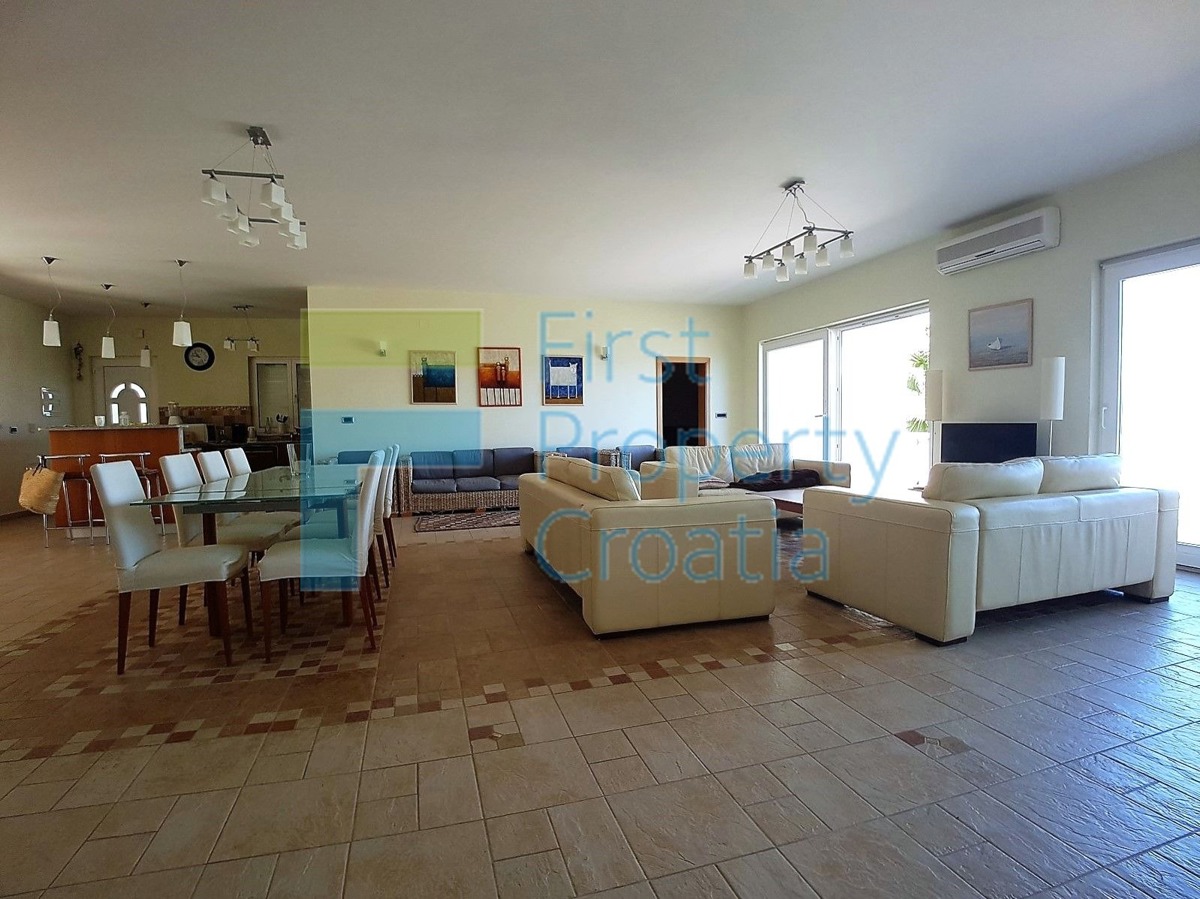 BR1287 - Spaziosa villa in prima fila al mare, Brač, in vendita