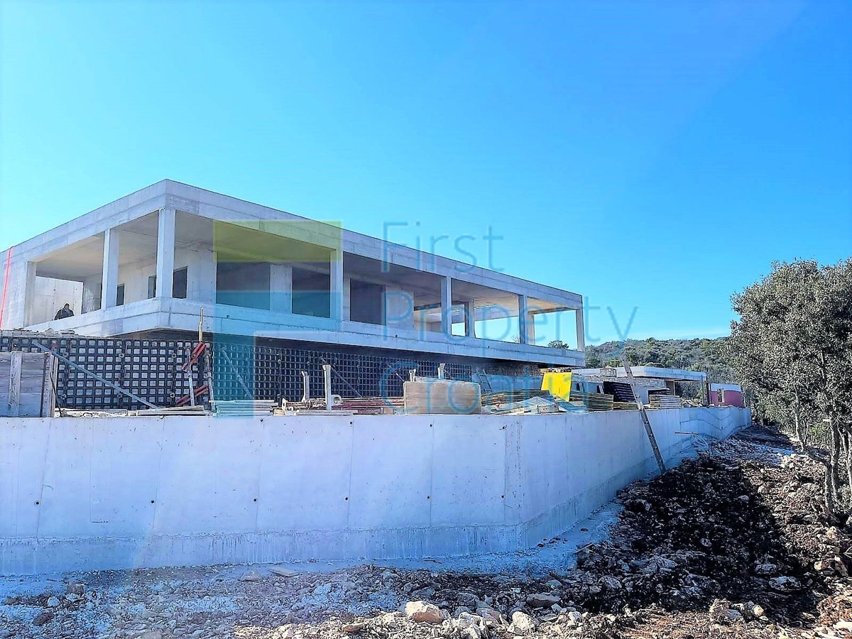 BR1672 - Ville su un terreno con privacy, Brač, in vendita