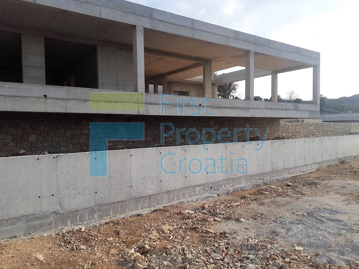 BR1672 - Ville su un terreno con privacy, Brač, in vendita