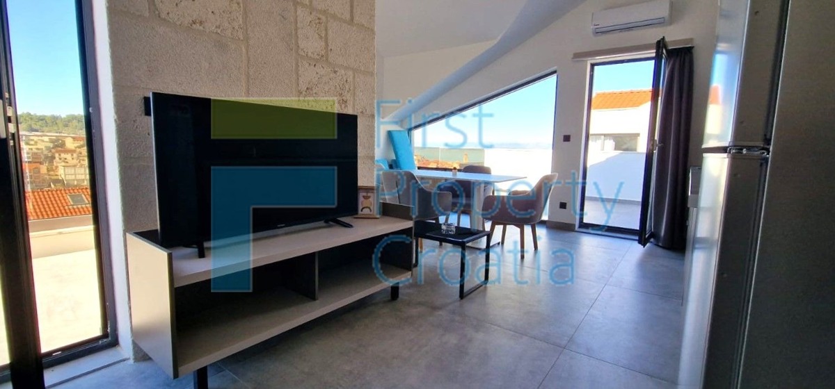 BR1707 - Appartamento moderno con ampie terrazze, Brač, in vendita