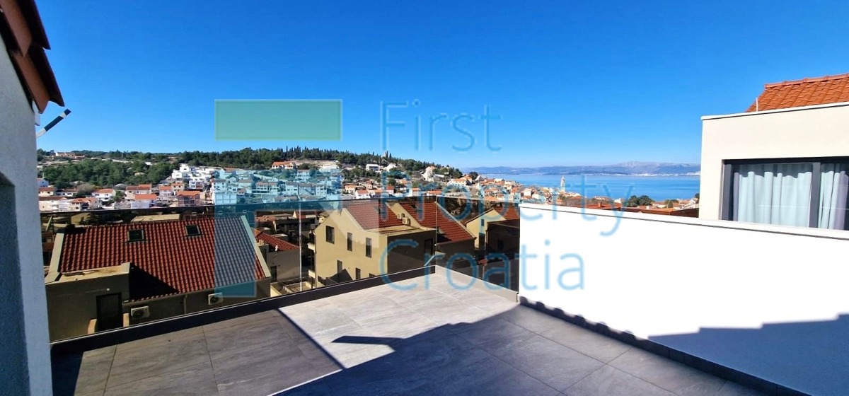 BR1707 - Appartamento moderno con ampie terrazze, Brač, in vendita