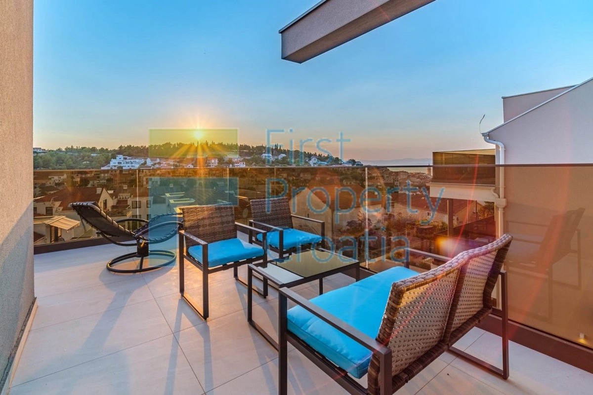 BR1707 - Appartamento moderno con ampie terrazze, Brač, in vendita