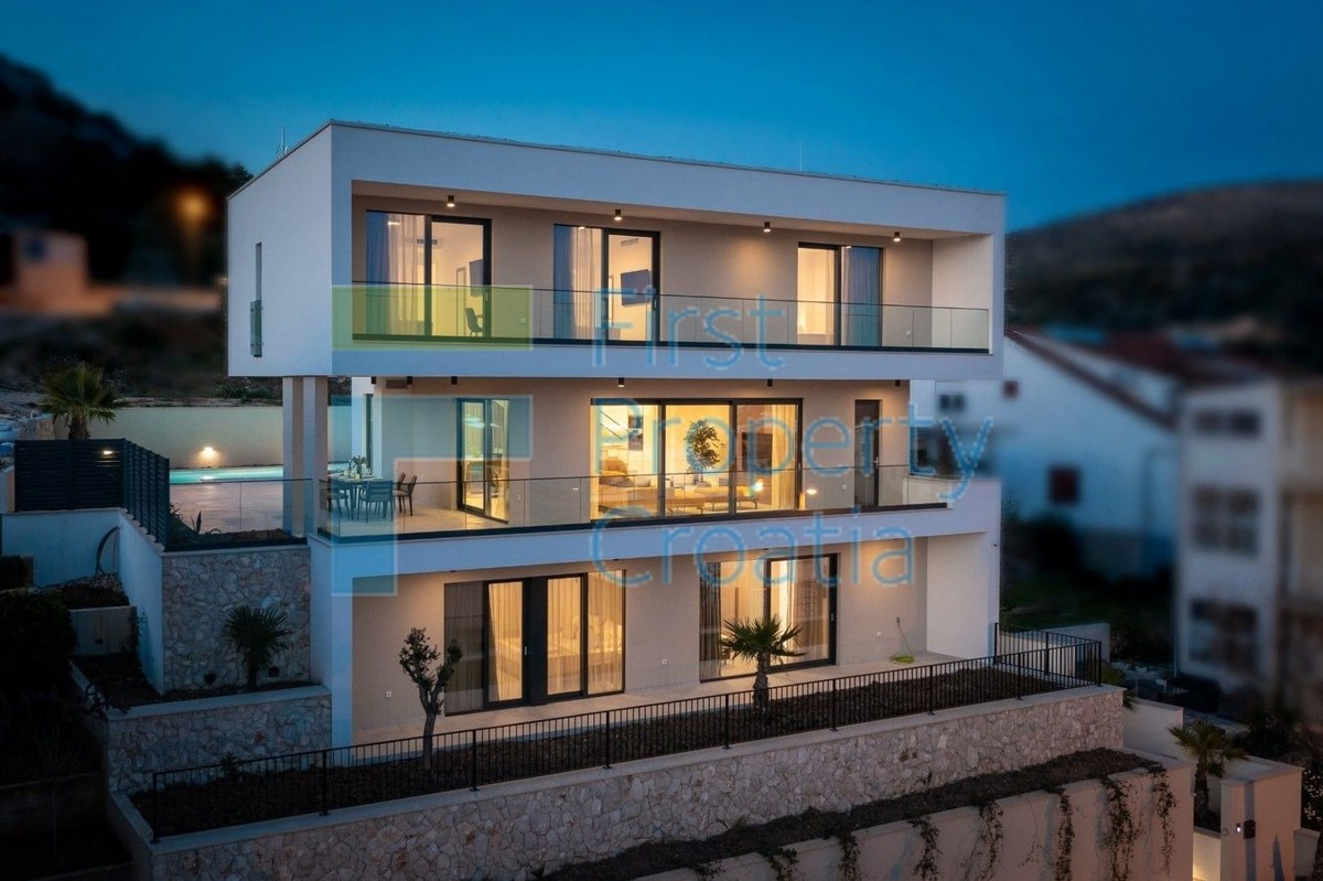 TG1655 - Vila s direktnim putem do mora, okolica Trogira, na prodaju