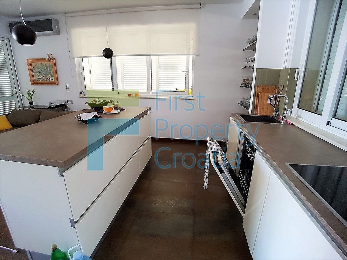 RG1406 – Vila prvi red do mora u okolici Rogoznice, na prodaju