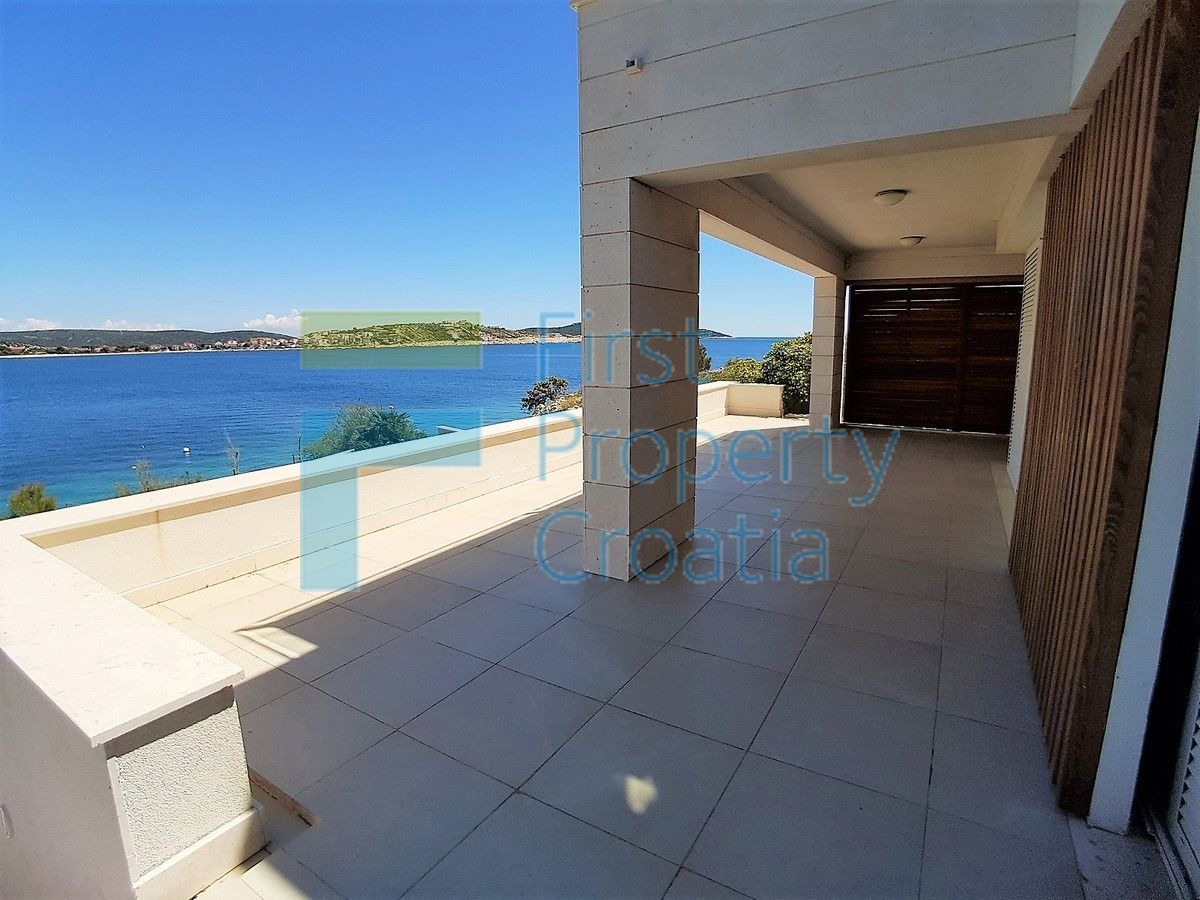 RG1406 – Vila prvi red do mora u okolici Rogoznice, na prodaju