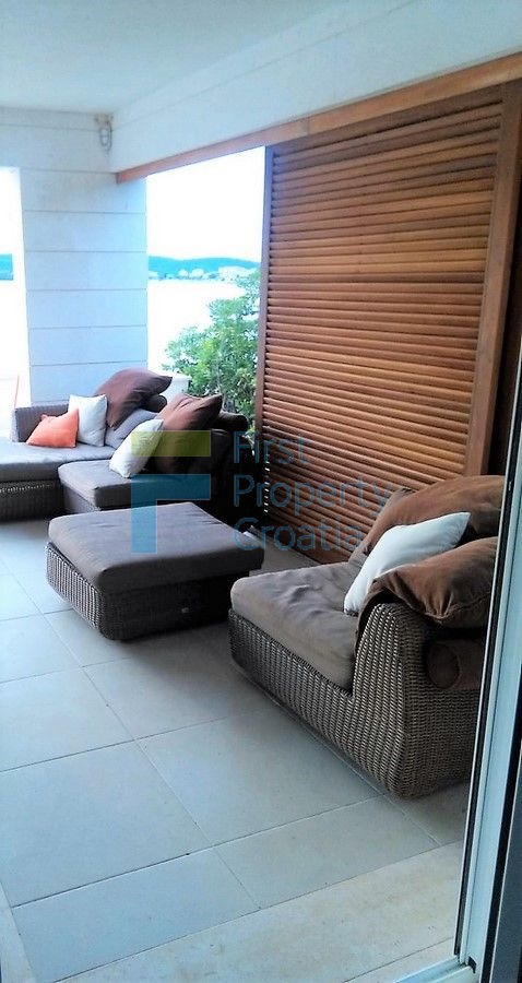 RG1406 – Vila prvi red do mora u okolici Rogoznice, na prodaju