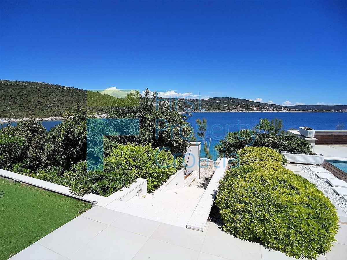 RG1406 – Vila prvi red do mora u okolici Rogoznice, na prodaju