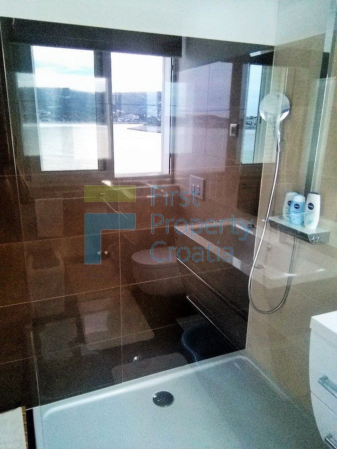 RG1406 – Vila prvi red do mora u okolici Rogoznice, na prodaju