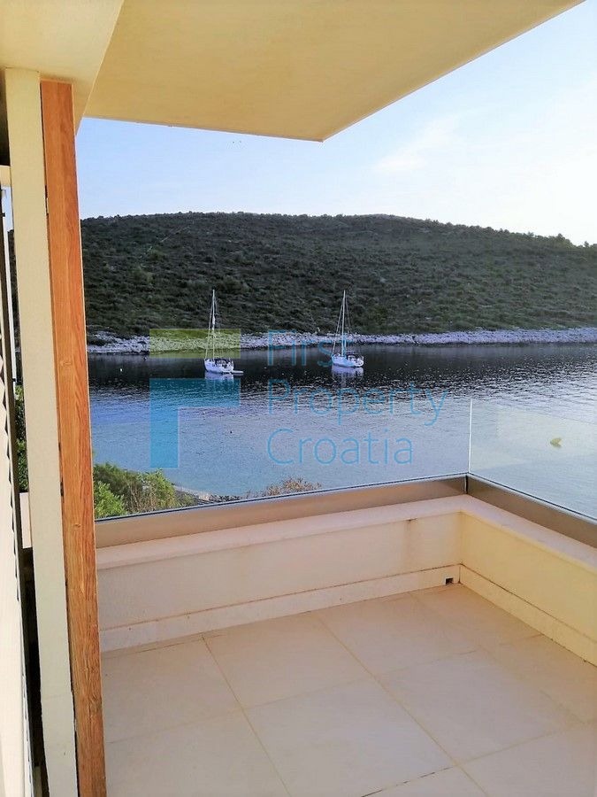 RG1406 – Vila prvi red do mora u okolici Rogoznice, na prodaju