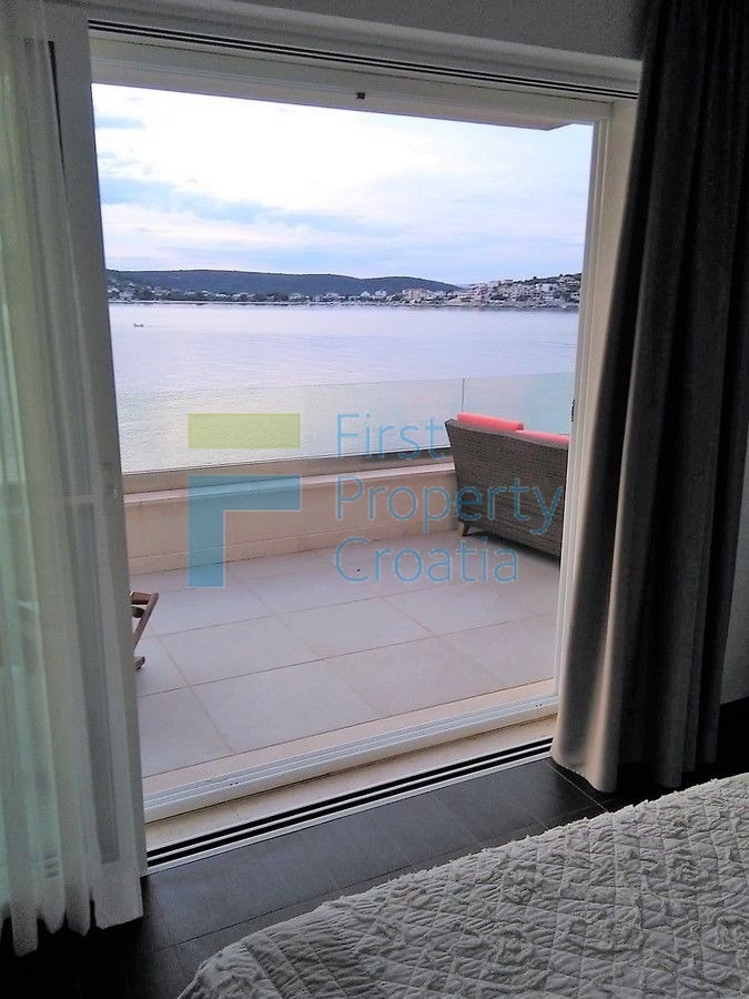 RG1406 – Vila prvi red do mora u okolici Rogoznice, na prodaju