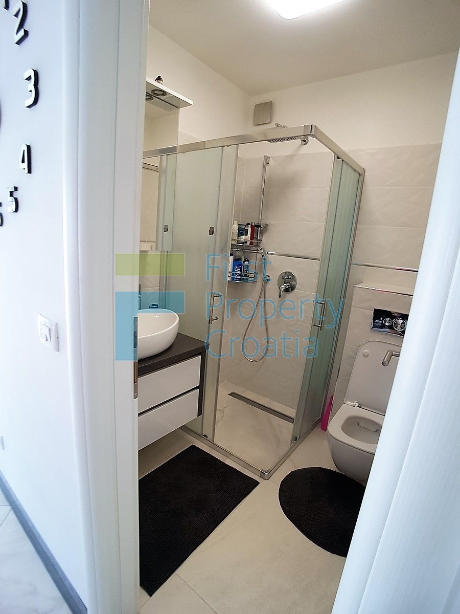 TG1404 – Spazioso appartamento arredato, Čiovo, in vendita