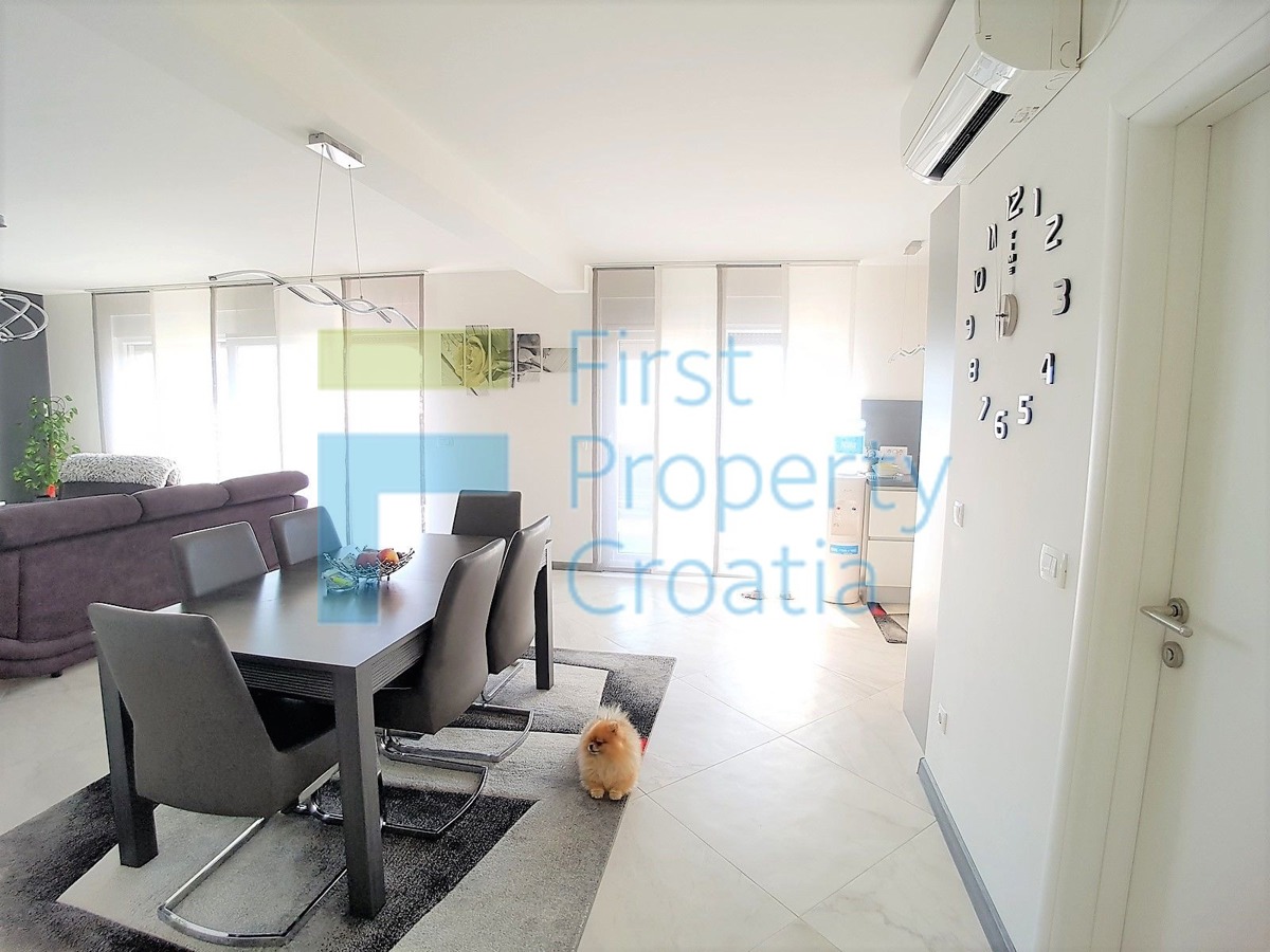 TG1404 – Spazioso appartamento arredato, Čiovo, in vendita