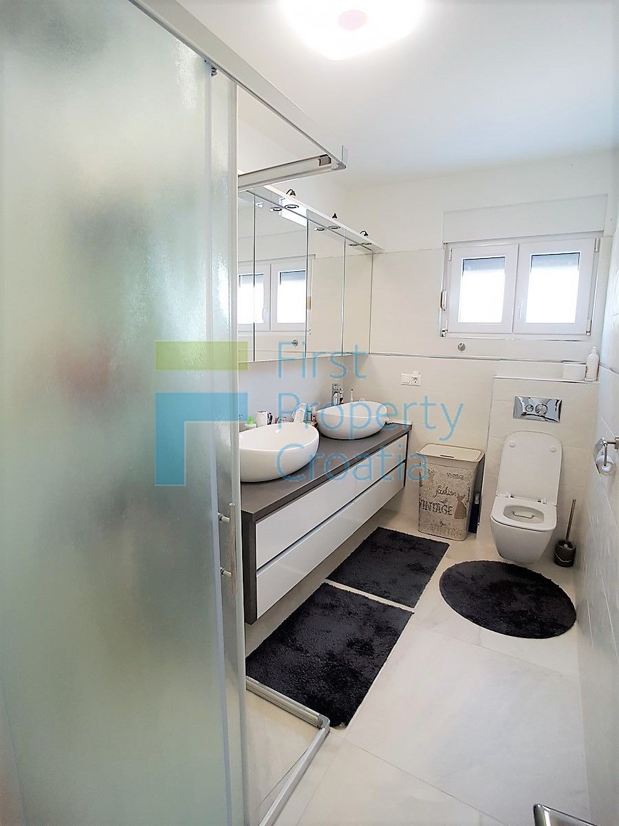 TG1404 – Spazioso appartamento arredato, Čiovo, in vendita