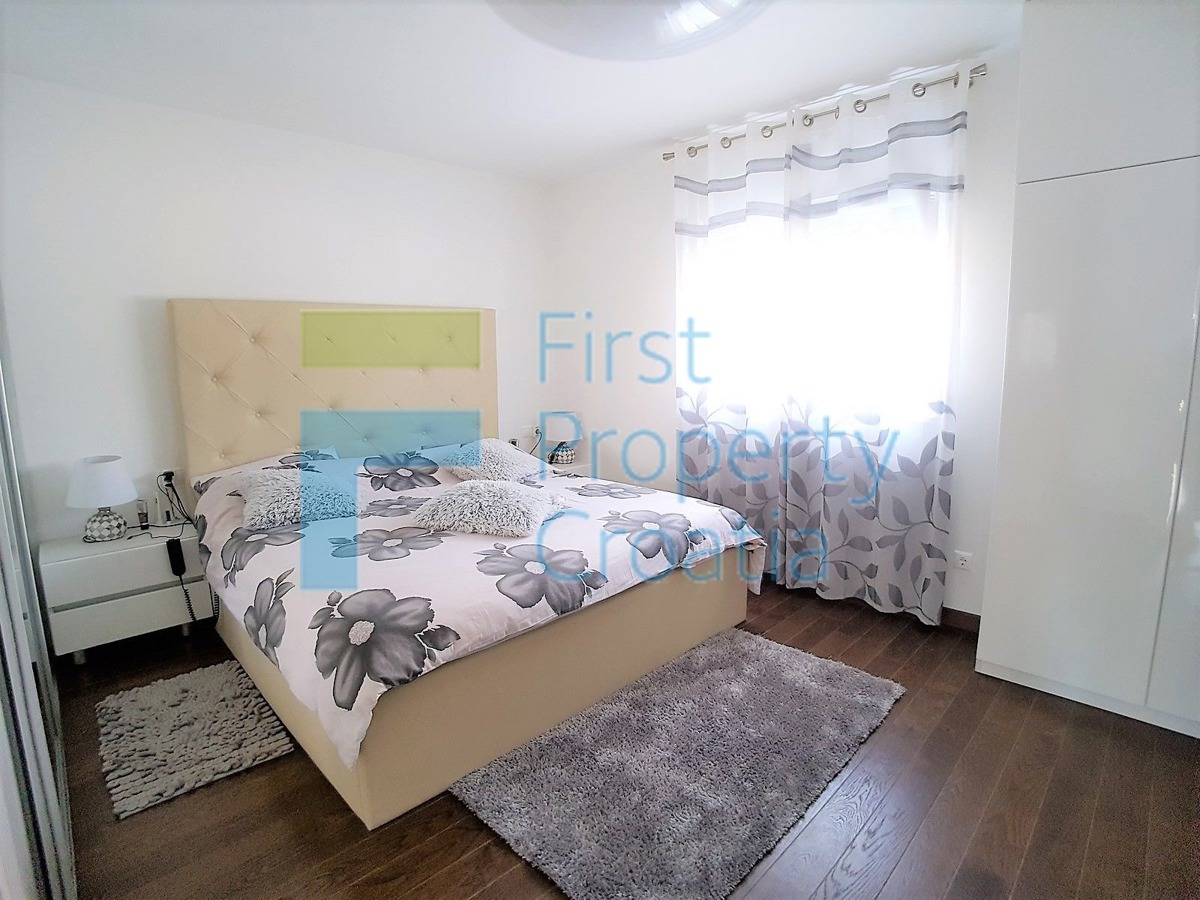 TG1404 – Spazioso appartamento arredato, Čiovo, in vendita