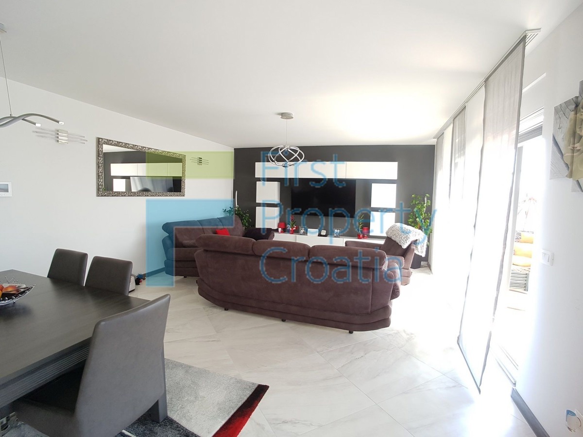 TG1404 – Spazioso appartamento arredato, Čiovo, in vendita