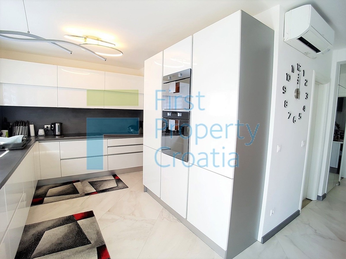 TG1404 – Spazioso appartamento arredato, Čiovo, in vendita