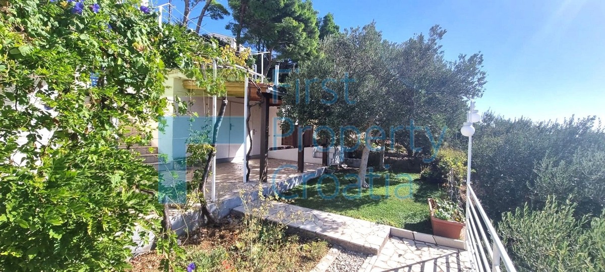 OM1615 - Palazzina in un insediamento sulla riviera di Omiš, in vendit