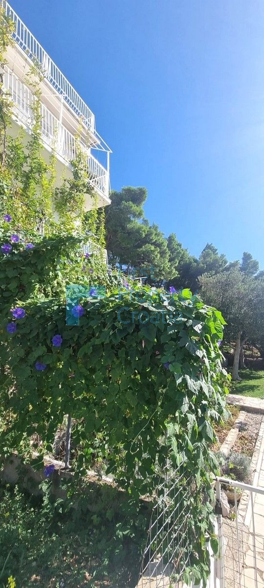 OM1615 - Palazzina in un insediamento sulla riviera di Omiš, in vendit