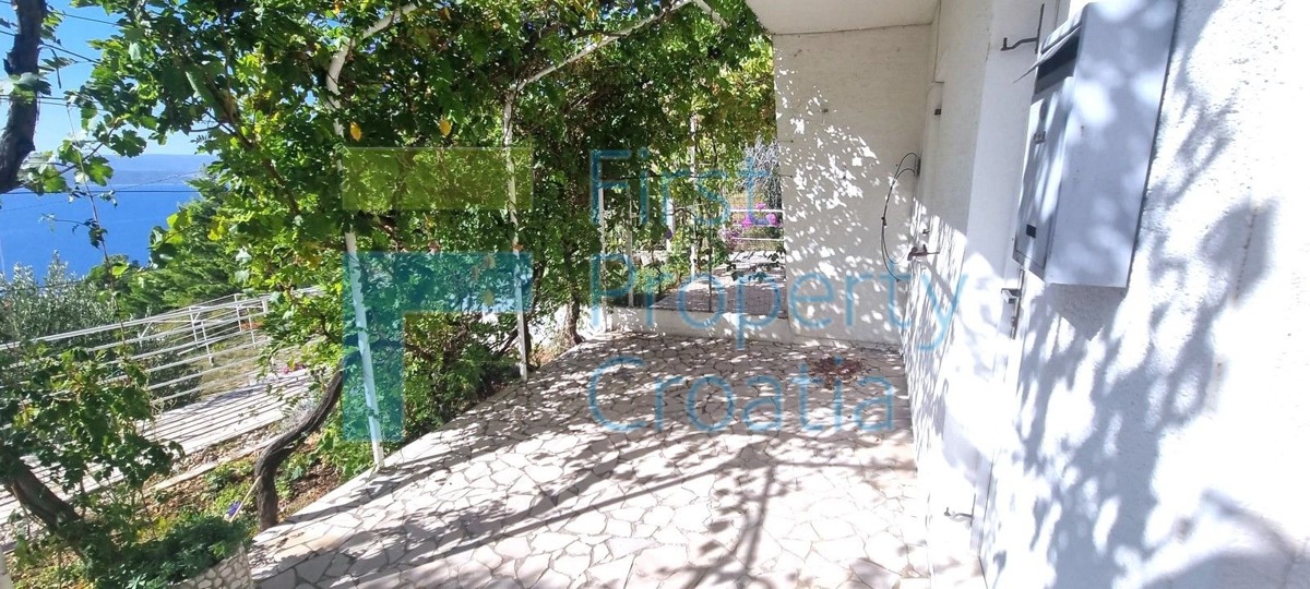 OM1615 - Palazzina in un insediamento sulla riviera di Omiš, in vendit