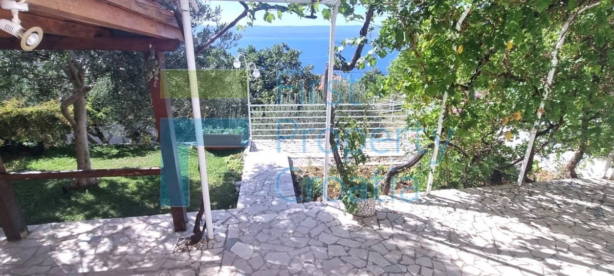 OM1615 - Palazzina in un insediamento sulla riviera di Omiš, in vendit