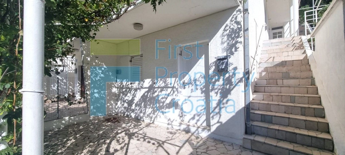 OM1615 - Palazzina in un insediamento sulla riviera di Omiš, in vendit