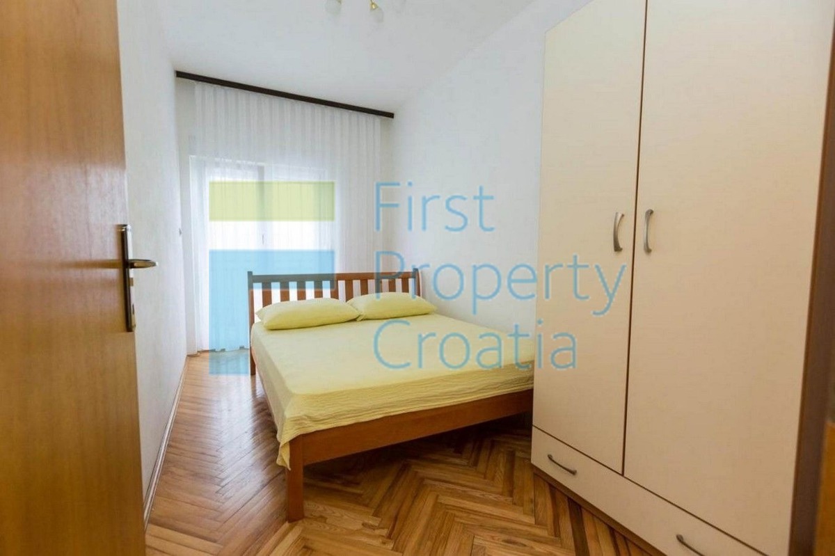 TG1636 - Velika apartmanska vila s grijanim bazenom, Čiovo, na prodaju