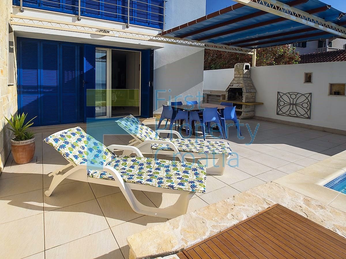 BR1278 - Casa prima fila al mare con appartamenti, Brač, in vendita