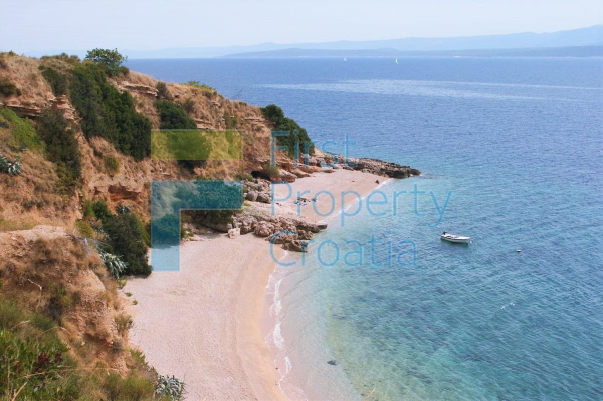 BR1498 - Terreno con edificio vicino alla spiaggia, Brač, in vendita