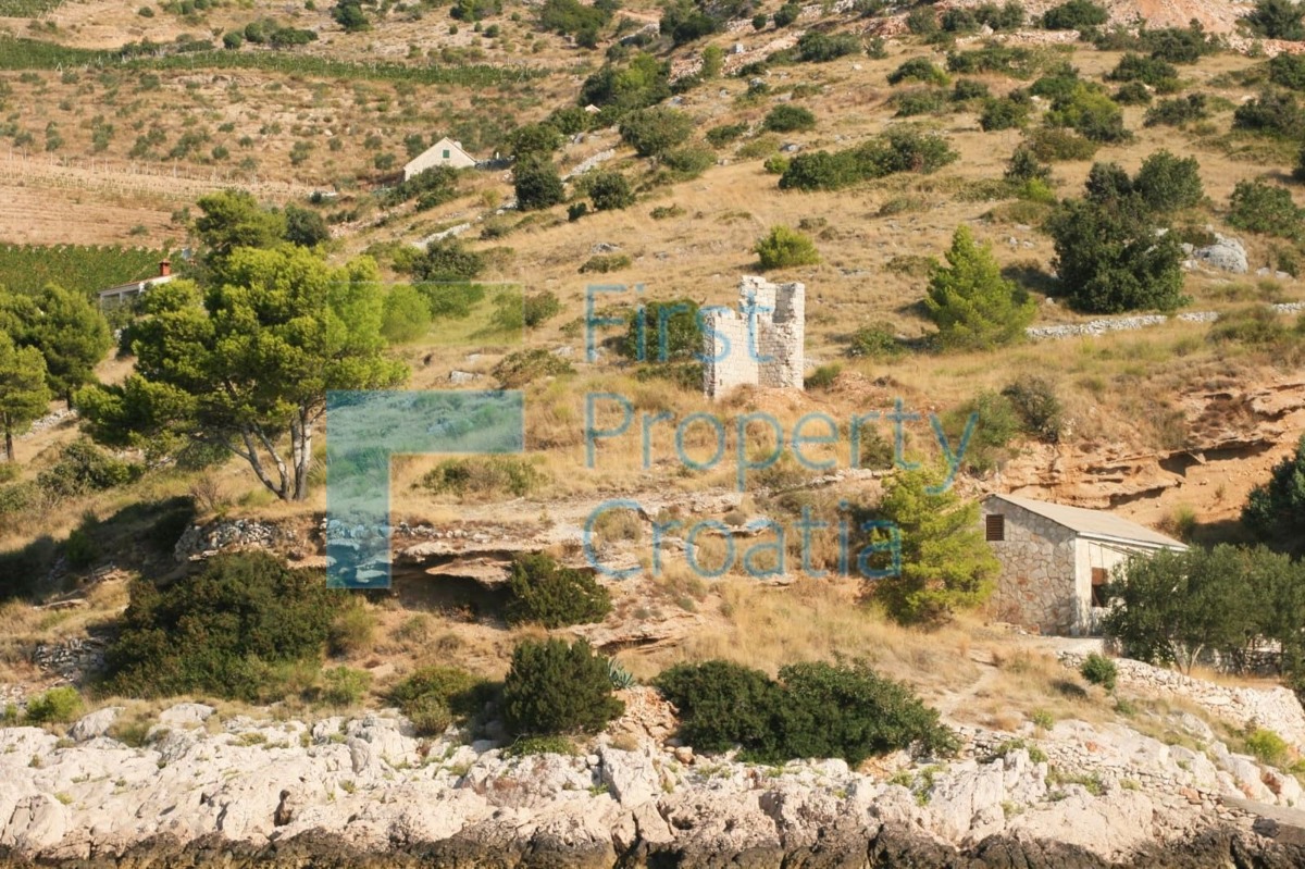 BR1498 - Terreno con edificio vicino alla spiaggia, Brač, in vendita