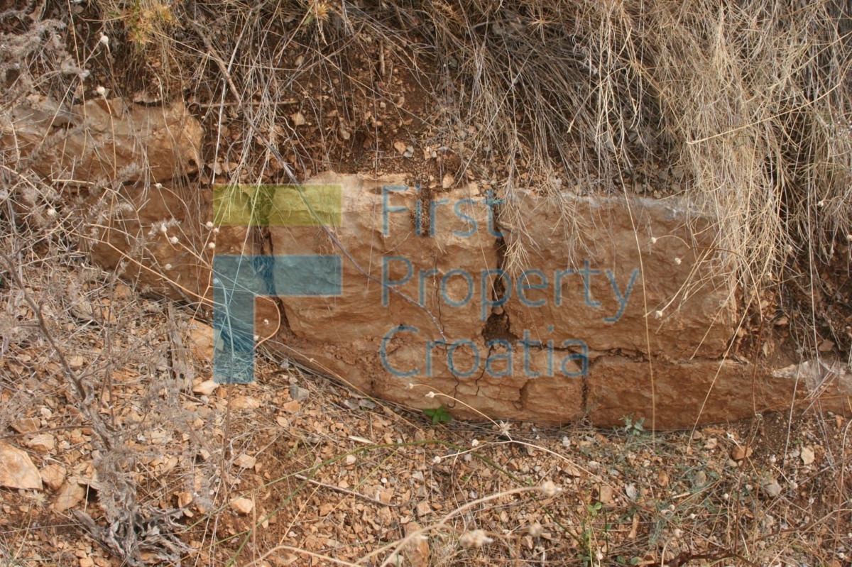 BR1498 - Terreno con edificio vicino alla spiaggia, Brač, in vendita