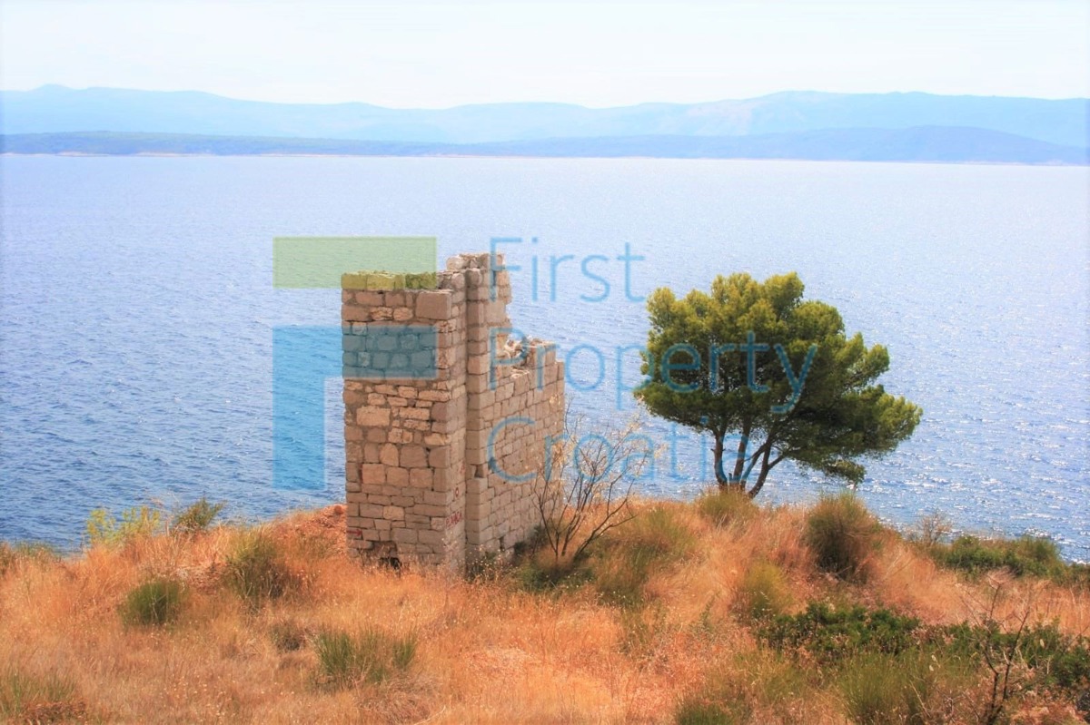 BR1498 - Terreno con edificio vicino alla spiaggia, Brač, in vendita